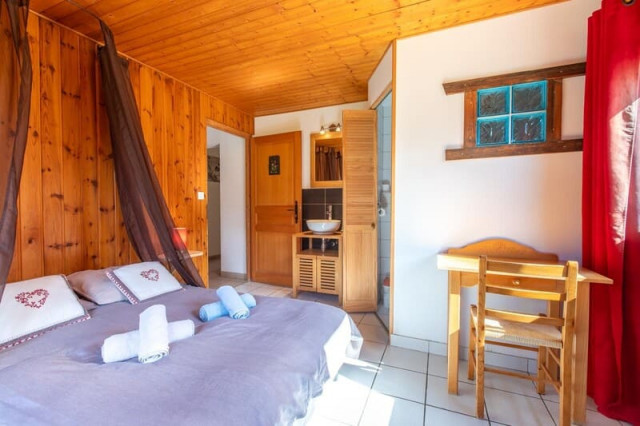 Chalet la Savoyarde, Double bedroom, Chatel chairlift 74