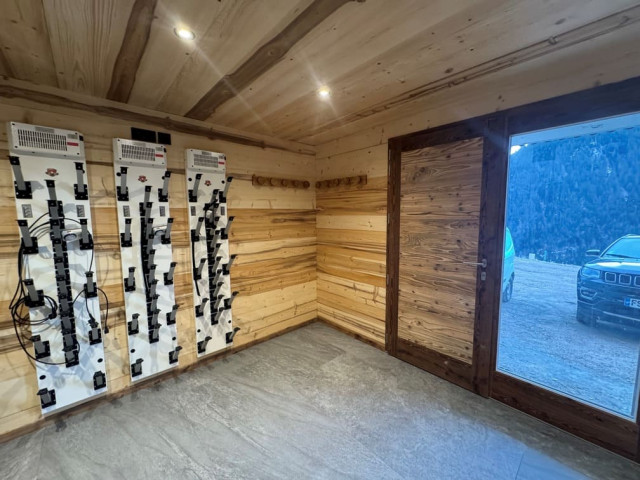 Chalet Laurentine in Châtel, ski storage with heater