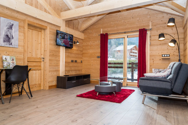 Chalet Le Bois Brulé, Châtel, salon avec télévision et balcon à l'étage