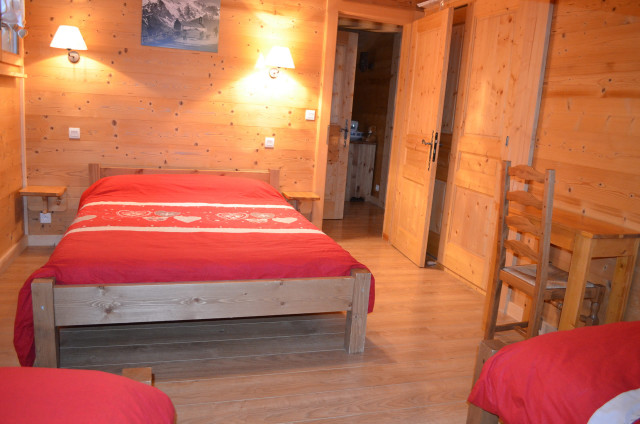 Chalet Le Ramoneur Savoyard, Chambre 1 lit double + 2 lit simples, Châtel 74