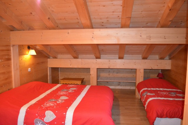 Chalet Le Ramoneur Savoyard, Bedroom with 3 single beds, 2 of which can form 1 double bed, Châtel