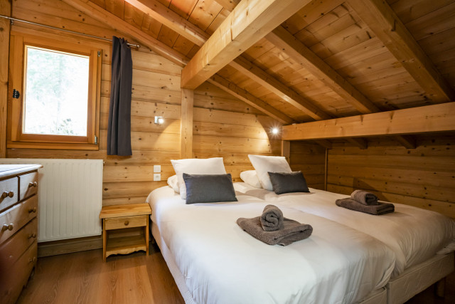 Chalet le Refuge, Bedroom 2 single beds with shower, Châtel