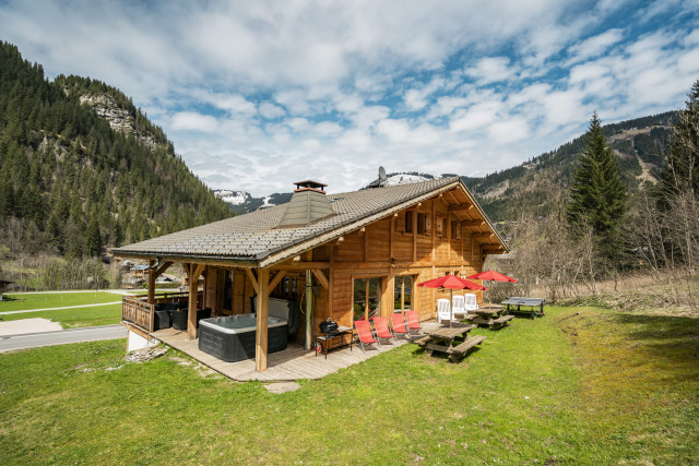 Chalet le Refuge, le chalet en été, espace détente, Châtel