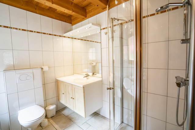 Chalet le Refuge, Bathroom with shower and WC, Châtel