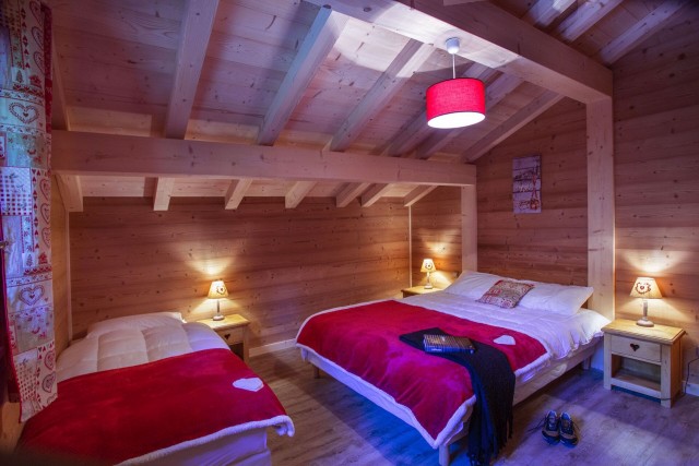 Chalet le Savoyard, Chambre 1 lit double + 1 lit simple n °1, Châtel
