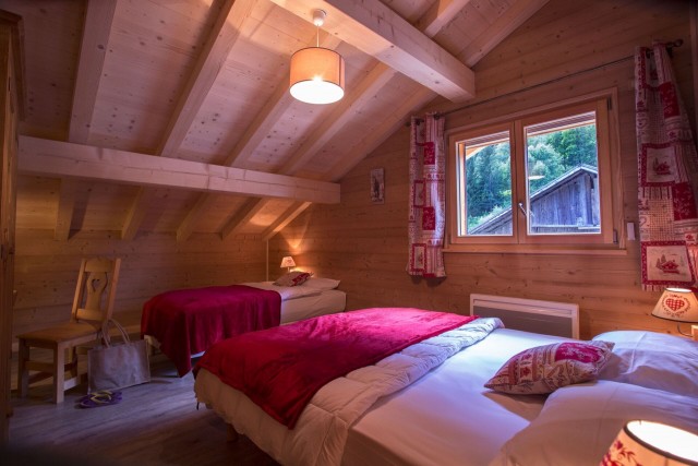 Chalet le Savoyard, Chambre 1 lit double + 1 lit simple n °2, Châtel