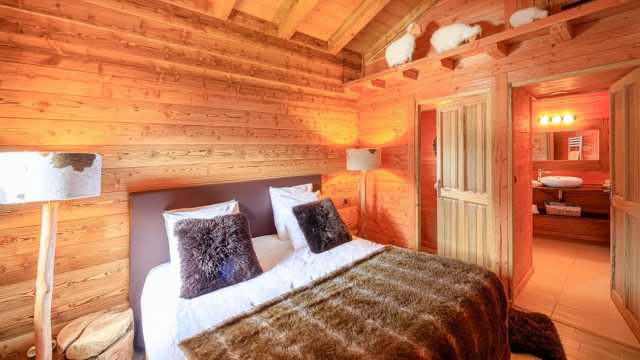 Chalet le Savoyard, Bedroom double bed with shower room, Châtel Ski lift