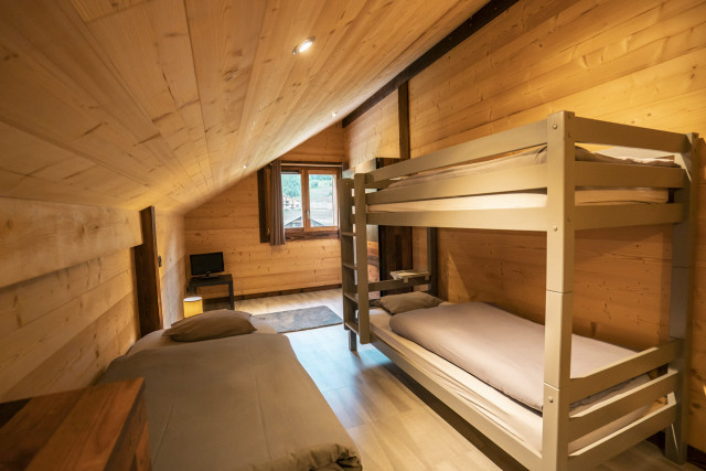 Chalet les Cerfs, Appartement 10 personnes, Chambre avec 2 lits superposés et 1 lit simple sur la mezzanine, Châtel