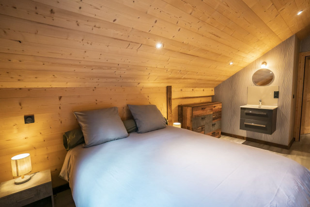 Chalet les Cerfs, Apartment sleeps 10, Double room on mezzanine, Châtel