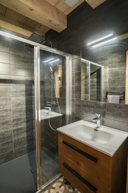 Chalet les Cerfs, Autumn, Shower room, Chatel Ski holiday