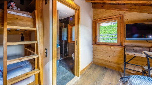 Chalet Les Laurentides, Chatel, Double bedroom and bunk beds, Winter mood