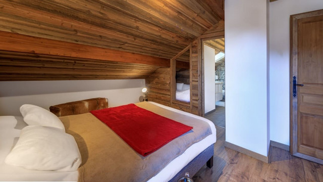 Chalet les Montagnards, Bedroom double bed with shower room, Châtel Ski area
