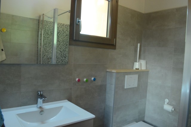 Chalet les sources, shower room in bedroom with 2 single beds + 1 trundle bed upstairs, Châtel Portes du Soleil