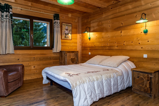 Chalet Les Vuargnes, Bedroom double bed, Châtel Savoyard cottage