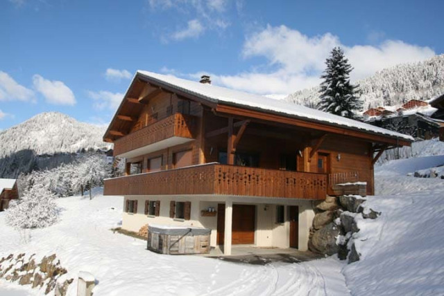 Chalet Montbeliarde, Chalet sous la neige, Châtel Portes du Soleil