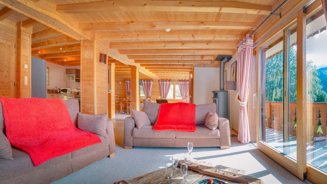 Chalet Tarine, Living room with fireplace and balcony, Châtel Portes du Soleil