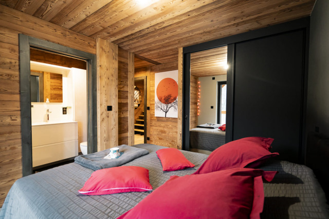 Chalet Vora Alpin, Bedroom double bed, Châtel Ski slope