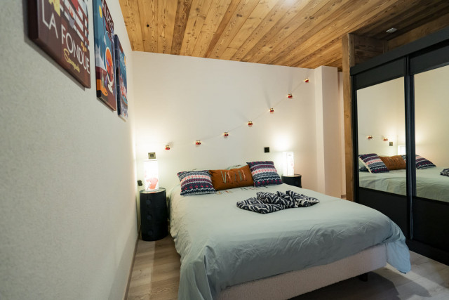 Chalet Vora Alpin, Bedroom double bed, Châtel Ski slope