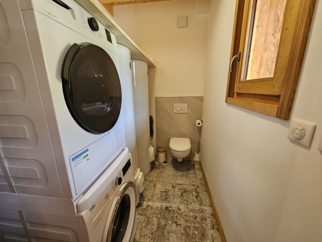 Semi Chalet Vadel, La Chapelle d'Abondance, Laundry room with washing machine dryer and WC, Cret Beni chairlift 