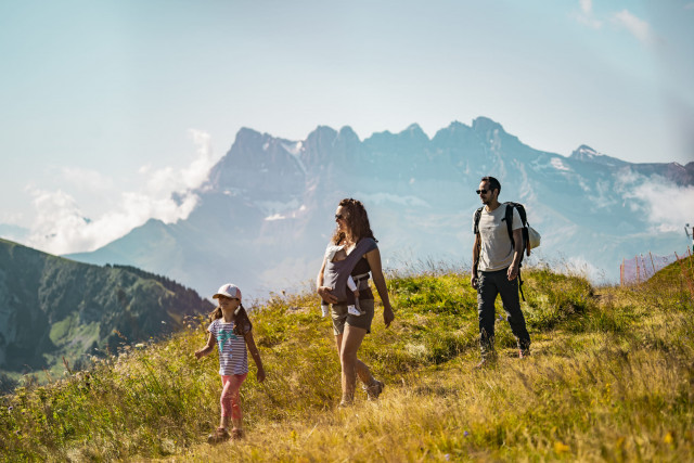 Famille en vacances à Châtel en été