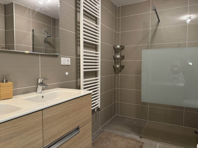 Residence 360, flat 19, shower room, Châtel Tourisme