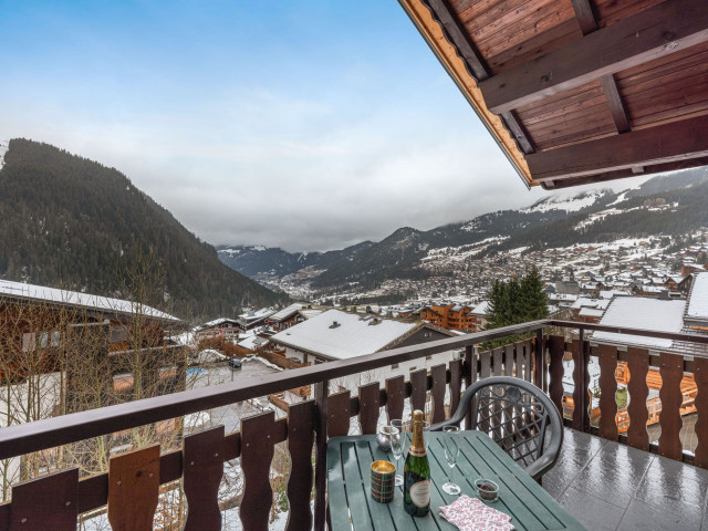 Résidence Alpina, Appartement 6, séjour, balcon avec vue vallée, Châtel