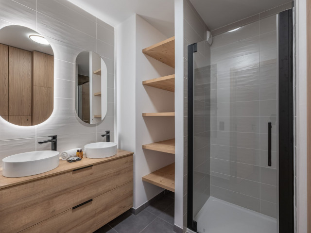 Apartment block Art Mony, Apartment 107, Chatel, Shower room, Hikes