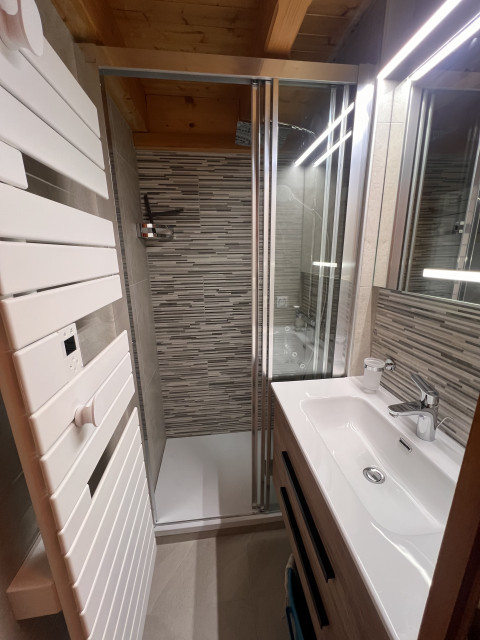 Chalet du Perthuis residence, shower room, Châtel family ski holidays