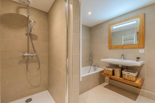 Chalets des Freinets Residence, Building C, Apartment 301, shower and bathtub room, Châtel mountain chalet