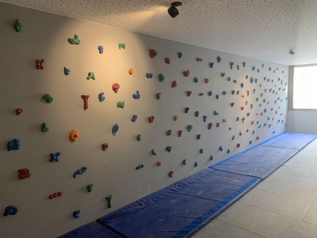 Résidence Flambeaux A Châtel Mur escalade enfant 2