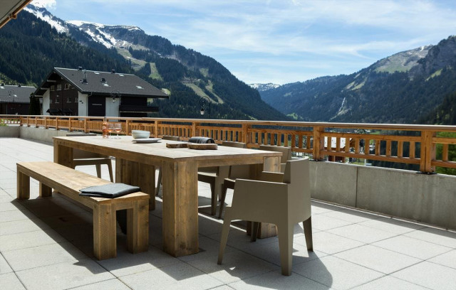 Résidence le Mont Royal, Terrasse avec mobilier de jardin et vue montagnes, Châtel 74