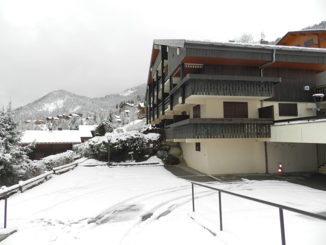 Résidence Les Biches à Châtel en hiver