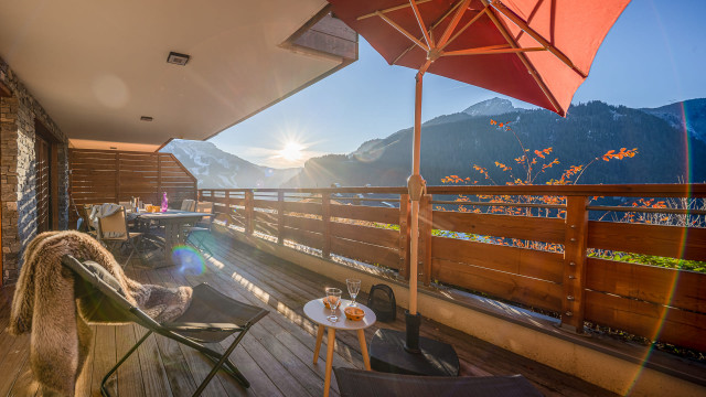 Résidence les Flambeaux, Balcon avec mobilier de jardin vue montagnes, Châtel Soleil 74