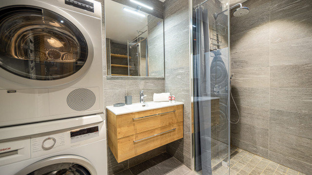 Résidence les Flambeaux, Salle de douche avec lave-linge et sèche-linge, Châtel Vacances 74