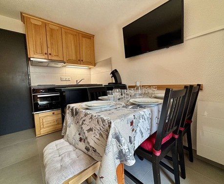 Résidence Les Gentianes, apartment B64, dining room, Châtel family vacations mountain sunshine