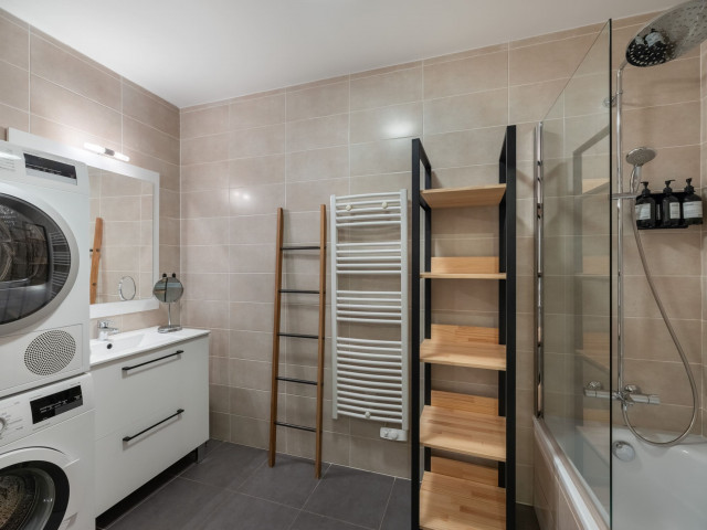 Residence Les Loges Blanches, Apartment B404, Chatel, Bathroom, Ski lift