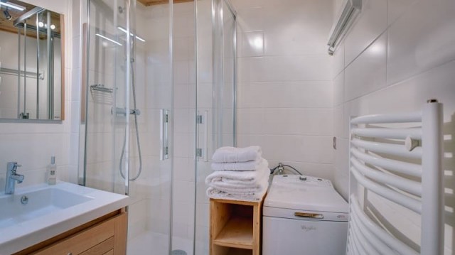Résidence les Pins, 6 personnes, Châtel, salle de douche, lave-linge