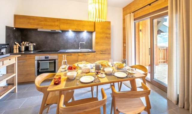 Résidence O Rouge, 5 personnes, Châtel, centre du village, salle à manger, cuisine équipée