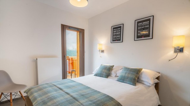 Résidence O Rouge, 6 personnes, Châtel, centre du village, chambre double avec balcon