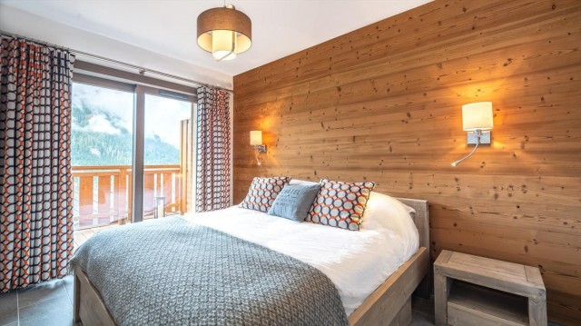 Résidence O Rouge, 6 personnes, Châtel, centre du village, chambre double avec balcon
