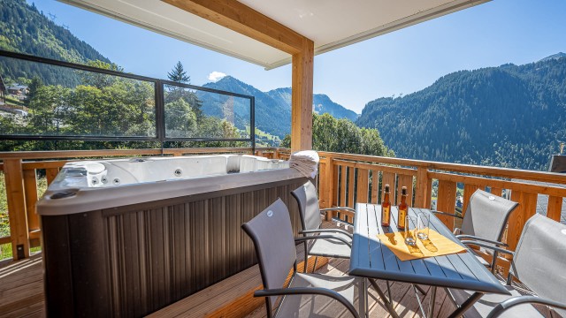 Résidence O Rouge, 6 personnes, Châtel, centre du village, jacuzzi, balcon, vue montagnes