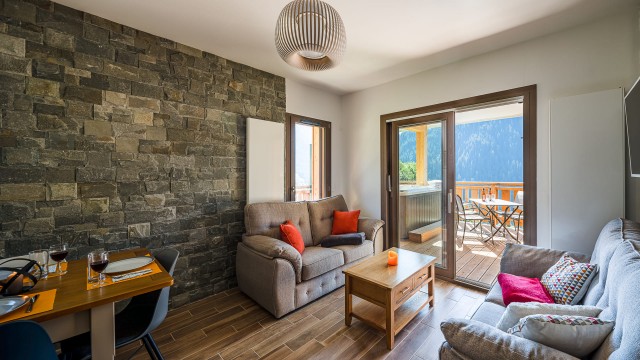 Résidence O Rouge, 6 personnes, Châtel, centre du village, salon, balcon, jacuzzi