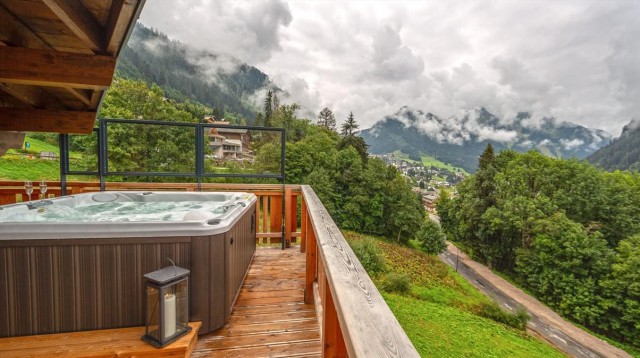 Résidence O Rouge, 6 personnes, Châtel, centre du village, terrasse, jacuzzi