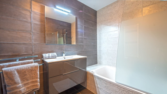 O Rouge Residence, Apartment A202, bathroom, Châtel, Haute-Savoie
