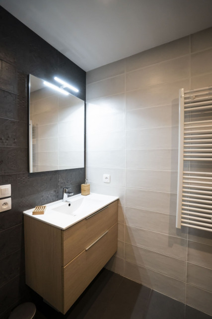 Residence O Rouge, apartment B1, shower room, Châtel family summer mountain hiking vacation