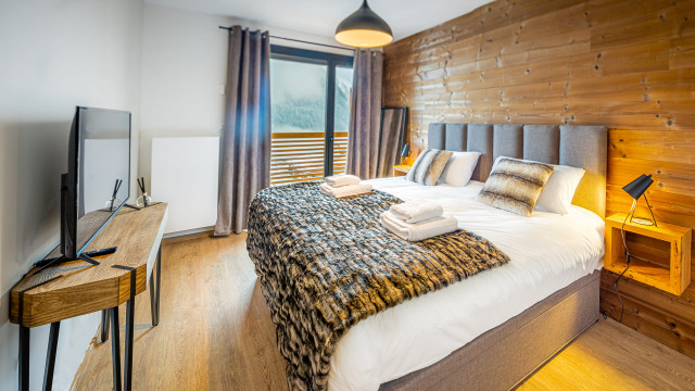 Residence the View, Châtel centre, Double bedroom balcony and television, Ski Haute Savoie