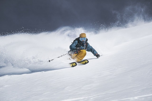 Skieur hors piste sur le domaine skiables des Portes du Soleil