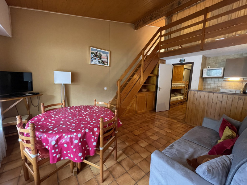 _lv_images__lot_0000000075_02_8284111