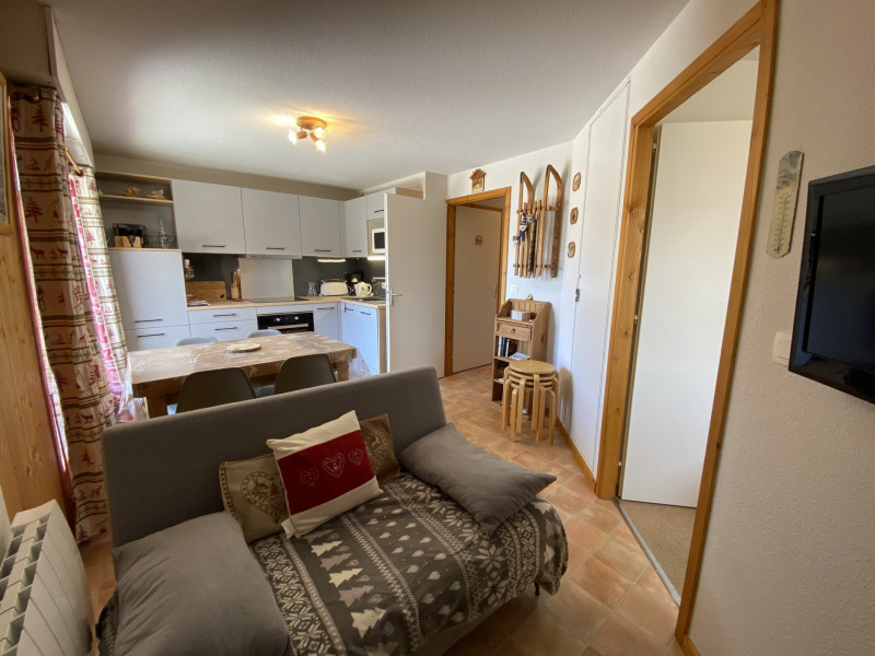 _lv_images__lot_0000000083_03_8380286