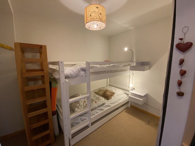 _lv_images__lot_0000000083_08_8529957